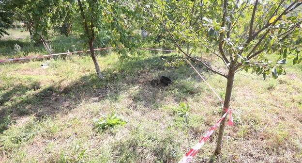 Зарывшийся в землю снаряд. Фото Азиза Каримова для "Кавказского узла" Зарывшийся в землю снаряд. Фото Азиза Каримова для "Кавказского узла"