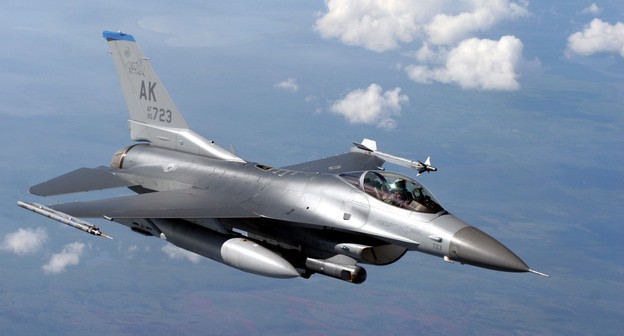 Самолет F-16 Fighting Falcon. Фото Капитан Тана Р. Х. Стивенсон, Военно-воздушные силы США https://commons.wikimedia.org/wiki/Category:F-16_Fighting_Falcon Самолет F-16 Fighting Falcon. Фото Капитан Тана Р. Х. Стивенсон, Военно-воздушные силы США https://commons.wikimedia.org/wiki/Category:F-16_Fighting_Falcon