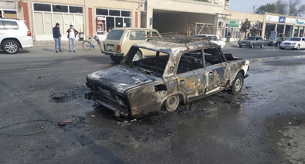Поврежденный автомобиль при обстреле города Барда. 28 октября 2020 г. Фото Азиза Каримова для "Кавказского узла" Поврежденный автомобиль при обстреле города Барда. 28 октября 2020 г. Фото Азиза Каримова для "Кавказского узла"