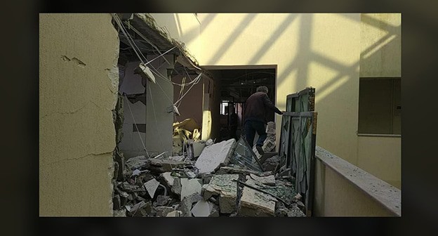 Частично разрушенное здание родильного дома в Степанакерте. 28 октября 2020 г. Скриншот страницы МИД Нагорного Карабаха www.facebook.com/mfankr/posts/3520231274700741 Частично разрушенное здание родильного дома в Степанакерте. 28 октября 2020 г. Скриншот страницы МИД Нагорного Карабаха www.facebook.com/mfankr/posts/3520231274700741