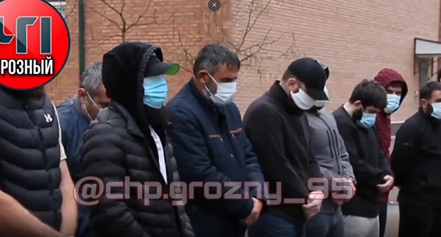 Публичные раскаяния жителей Чечни в Урус-Мартановском районе. 27 октября 2020 г. Стоп-кадр видео https://www.instagram.com/p/CG3QzPRnTlR/ Публичные раскаяния жителей Чечни в Урус-Мартановском районе. 27 октября 2020 г. Стоп-кадр видео https://www.instagram.com/p/CG3QzPRnTlR/