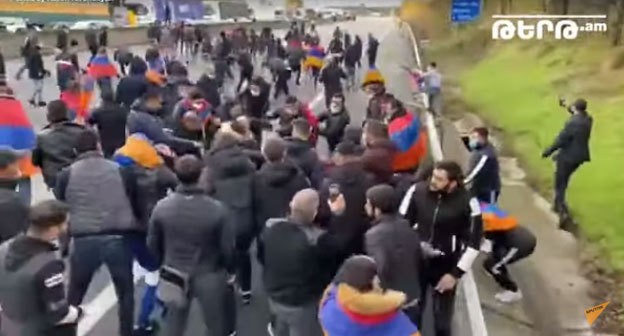 Нападение на участников акции в поддержку Нагорного Карабаха. Франция, 28 октября 2020 года. Кадр видео YouTube-канала "Sputnik Армения" https://www.youtube.com/watch?v=A0U2E-MelG0 Нападение на участников акции в поддержку Нагорного Карабаха. Франция, 28 октября 2020 года. Кадр видео YouTube-канала "Sputnik Армения" https://www.youtube.com/watch?v=A0U2E-MelG0