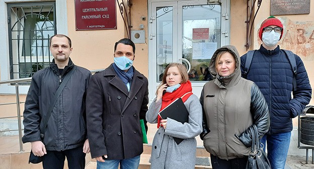Мария Худоярова (в центре) возле здания суда. Фото Татьяны Филимоновой для "Кавказского узла" Мария Худоярова (в центре) возле здания суда. Фото Татьяны Филимоновой для "Кавказского узла"