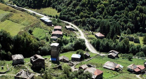 Сванетия, Местийский муниципалитет, село Лалхори. Фото Алексей Мухранов. https://ru.wikipedia.org/wiki/Местийский_муниципалитет Сванетия, Местийский муниципалитет, село Лалхори. Фото Алексей Мухранов. https://ru.wikipedia.org/wiki/Местийский_муниципалитет