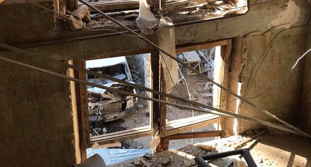 Разрушенный в ходе обстрела дом, 19 октября. Фото Алвард Григорян для "Кавказского узла". Разрушенный в ходе обстрела дом, 19 октября. Фото Алвард Григорян для "Кавказского узла".