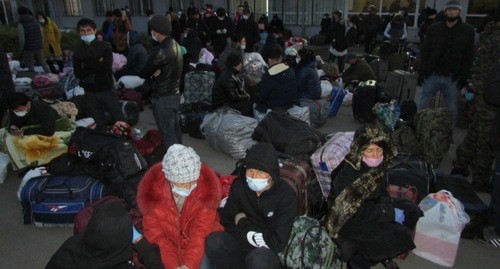 Узбекские мигранты в ожидании поезда в Волжском 4 ноября 2020 года. Фото Вячеслава Ященко для «Кавказского узла» Узбекские мигранты в ожидании поезда в Волжском 4 ноября 2020 года. Фото Вячеслава Ященко для «Кавказского узла»