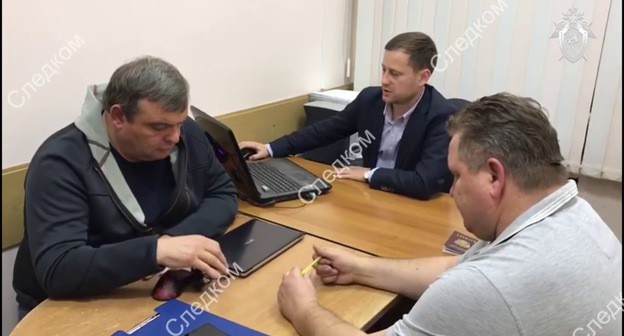 Иван Бомбергер на допросе. Кадр видео Sochi Express https://www.youtube.com/watch?v=zV3FcG-277I Иван Бомбергер на допросе. Кадр видео Sochi Express https://www.youtube.com/watch?v=zV3FcG-277I