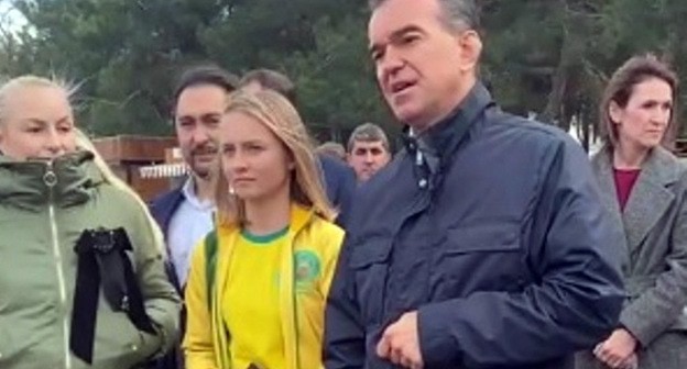 Вениамин Кондратьев на встрече с жителями Геленджика Кадр видео: kuban24.t, https://kuban24.tv/item/kondratev-problemy-s-vodoj-v-gelendzhike-chastichno-reshat-k-iyunyu-2021-goda?utm_source=yxnews&utm_medium=desktop&nw=1604563160000 Вениамин Кондратьев на встрече с жителями Геленджика Кадр видео: kuban24.t, https://kuban24.tv/item/kondratev-problemy-s-vodoj-v-gelendzhike-chastichno-reshat-k-iyunyu-2021-goda?utm_source=yxnews&utm_medium=desktop&nw=1604563160000