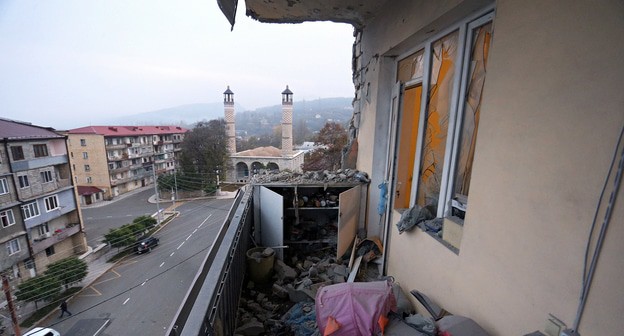 Вид с балкона поврежденного здания после недавнего обстрела города Шуши (Шуша), 3 ноября 2020 года. Фото: Ваграм Багдасарян/Photolure via REUTERS
Вид с балкона поврежденного здания после недавнего обстрела города Шуши (Шуша), 3 ноября 2020 года. Фото: Ваграм Багдасарян/Photolure via REUTERS