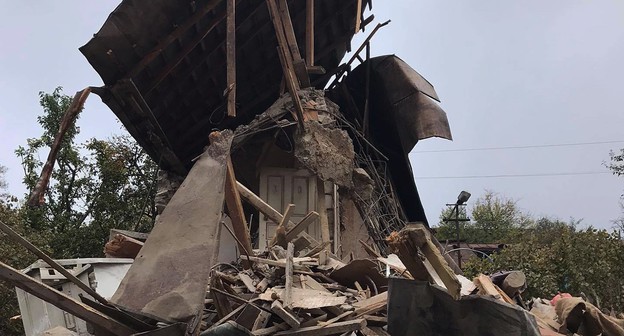 Уничтоженный взрывом дом. 6 ноября 2020 года. Фото Алвард Григорня для "Кавказского узла". Уничтоженный взрывом дом. 6 ноября 2020 года. Фото Алвард Григорня для "Кавказского узла".