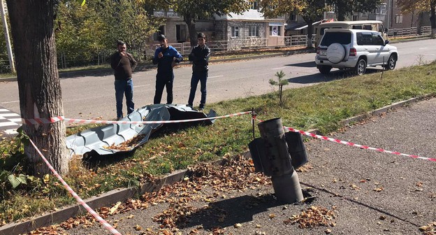 Неразорвавшийся снаряд на улице Шуши. 28 октября 2020 года. Фото Алвард Григорян для "Кавказского узла" Неразорвавшийся снаряд на улице Шуши. 28 октября 2020 года. Фото Алвард Григорян для "Кавказского узла"