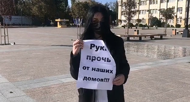 Жительница Семендера вышла на центральную площадь Махачкалы, протестуя против сноса их домов. кадр видео gazetachernovik https://www.youtube.com/watch?v=OgDJfaAPfEY&feature=emb_logo Жительница Семендера вышла на центральную площадь Махачкалы, протестуя против сноса их домов. кадр видео gazetachernovik https://www.youtube.com/watch?v=OgDJfaAPfEY&feature=emb_logo