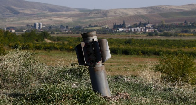 Неразорвавшийся снаряд рядом с селом Мартуни. Фото: REUTERS/Stringer Неразорвавшийся снаряд рядом с селом Мартуни. Фото: REUTERS/Stringer