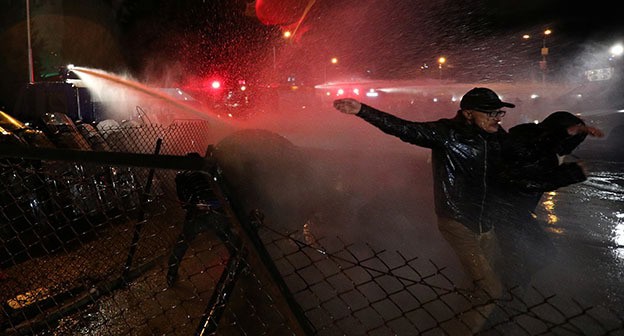 Полиция разгоняет участников акции с помощью водомета. Тбилиси, 8 ноября 2020 года. Фото: REUTERS/Irakli Gedenidze Полиция разгоняет участников акции с помощью водомета. Тбилиси, 8 ноября 2020 года. Фото: REUTERS/Irakli Gedenidze