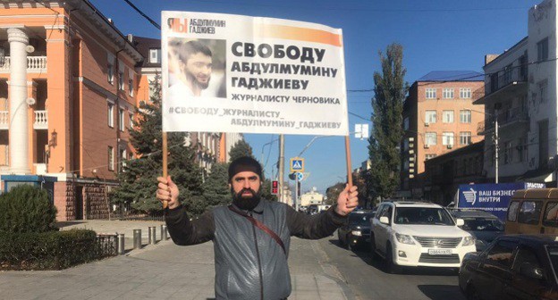 Активист Зияутдин Увайсов во время одиночного пикета в Махачкале. Фото Ильяса Капиева для "Кавказского узла". Активист Зияутдин Увайсов во время одиночного пикета в Махачкале. Фото Ильяса Капиева для "Кавказского узла".