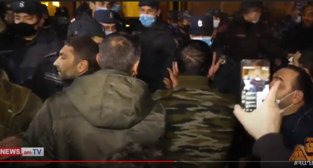 Демонстранты в Ереване и полицейские. Скриншот видео https://www.youtube.com/watch?v=JbVFEkaXN98&feature=youtu.be Демонстранты в Ереване и полицейские. Скриншот видео https://www.youtube.com/watch?v=JbVFEkaXN98&feature=youtu.be