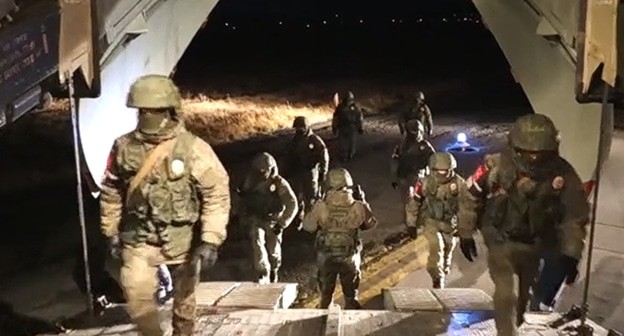 погрузка самолета с солдатами Минобороны России для развертывания миротворческого контингента в нагорном Карабахе. Кадр видео tvzvezda.ru https://tvzvezda.ru/news/forces/content/20201110530-zlN9T.html погрузка самолета с солдатами Минобороны России для развертывания миротворческого контингента в нагорном Карабахе. Кадр видео tvzvezda.ru https://tvzvezda.ru/news/forces/content/20201110530-zlN9T.html