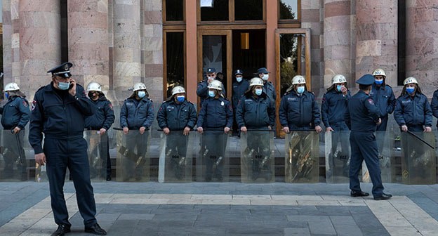 Сотрудники силовых структур возле здания парламента Армении. Ереван, 10 ноября 2020 г. Фото: REUTERS/Artem Mikryukov Сотрудники силовых структур возле здания парламента Армении. Ереван, 10 ноября 2020 г. Фото: REUTERS/Artem Mikryukov