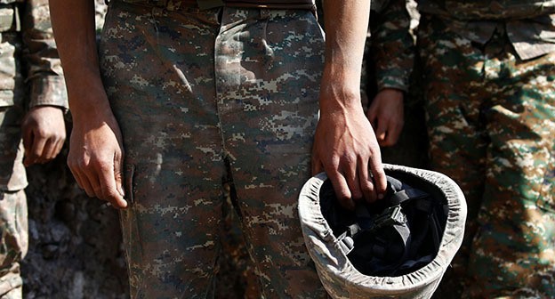 Руки военнослужащих. Нагорный Карабах, октябрь 2020 г. Фото: REUTERS/Stringer Руки военнослужащих. Нагорный Карабах, октябрь 2020 г. Фото: REUTERS/Stringer