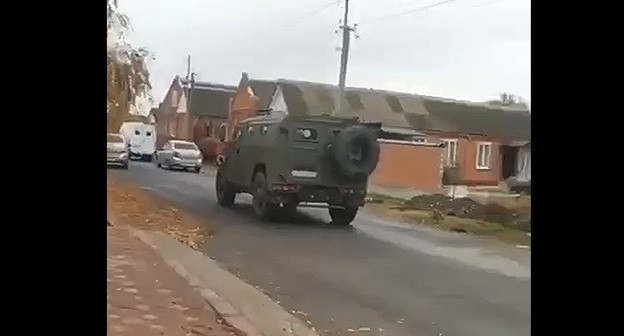 Машина силовиков у к дома бывшего имама Карабулака Магомеда-Сали Даурбекова в Плиево. Кадр видео "Кавказского узла" Машина силовиков у к дома бывшего имама Карабулака Магомеда-Сали Даурбекова в Плиево. Кадр видео "Кавказского узла"