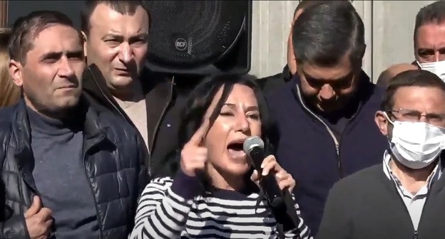 Митинга с требованием об отставке Никола Пашиняна в Ереване 11.11.2020. Кадр видео Novosti-Armenia https://www.youtube.com/watch?v=DNU3ROhaVbc Митинга с требованием об отставке Никола Пашиняна в Ереване 11.11.2020. Кадр видео Novosti-Armenia https://www.youtube.com/watch?v=DNU3ROhaVbc