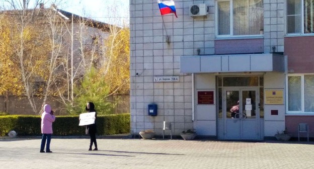 Пикет Зарины Аслановой. Волгоград, 10 ноября 2020 г. Фото Татьяны Филимоновой для "Кавказского узла" Пикет Зарины Аслановой. Волгоград, 10 ноября 2020 г. Фото Татьяны Филимоновой для "Кавказского узла"