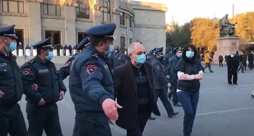 Сотрудники полиции разгоняют участников акции. Ереван, 12 ноября 2020 г. Стоп-кадр видео https://www.youtube.com/watch?v=QXvjVCcBxj0&feature=emb_logo Сотрудники полиции разгоняют участников акции. Ереван, 12 ноября 2020 г. Стоп-кадр видео https://www.youtube.com/watch?v=QXvjVCcBxj0&feature=emb_logo