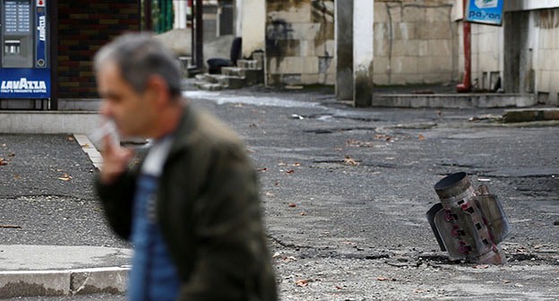 Житель Степанакерта возле неразорвавшегося снаряда. Октябрь 2020 г. Фото: REUTERS/Stringer Житель Степанакерта возле неразорвавшегося снаряда. Октябрь 2020 г. Фото: REUTERS/Stringer