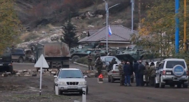 Пост между Степанакертом и Шуши. 13 ноября 2020 г. Стоп-кадр видео https://ru.armeniasputnik.am/video/20201113/25314102/Na-doroge-iz-Stepanakerta-v-Shushi-uzhe-ustanovlen-KPP-rossiyskikh-mirotvortsev--video.html Пост между Степанакертом и Шуши. 13 ноября 2020 г. Стоп-кадр видео https://ru.armeniasputnik.am/video/20201113/25314102/Na-doroge-iz-Stepanakerta-v-Shushi-uzhe-ustanovlen-KPP-rossiyskikh-mirotvortsev--video.html