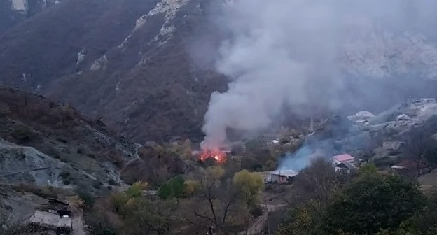Горящие дома в Карвачаре. 13 ноября 2020 года. Стоп-кадр видео https://www.youtube.com/watch?v=w5wzXbCmC78 Горящие дома в Карвачаре. 13 ноября 2020 года. Стоп-кадр видео https://www.youtube.com/watch?v=w5wzXbCmC78