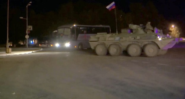 Российские миротворцы сопровождают 19 автобусов с беженцами 15 ноября 2020 года. Фото пресс-службы МО России http://mil.ru/russian_peacekeeping_forces/news/more.htm?id=12324807@egNews Российские миротворцы сопровождают 19 автобусов с беженцами 15 ноября 2020 года. Фото пресс-службы МО России http://mil.ru/russian_peacekeeping_forces/news/more.htm?id=12324807@egNews