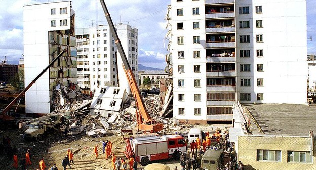 Ликвидация последствий взрыва  в Каспийске в 1996 году. Фото https://ru.wikipedia.org/wiki/Взрыв_жилого_дома_в_Каспийске_(1996)