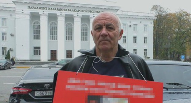 Аслан Иритов. Стоп-кадр видео "Кавказского узла" https://www.youtube.com/watch?v=KtwF6T59s8k Аслан Иритов. Стоп-кадр видео "Кавказского узла" https://www.youtube.com/watch?v=KtwF6T59s8k