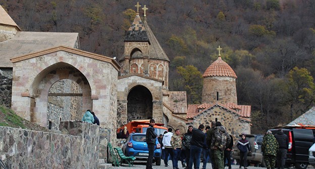 Армянские паломники прощаются с монастырем Дадиванк. 18 ноября 2020 г. Фото Армине Мартиросян для "Кавказского узла" Армянские паломники прощаются с монастырем Дадиванк. 18 ноября 2020 г. Фото Армине Мартиросян для "Кавказского узла"