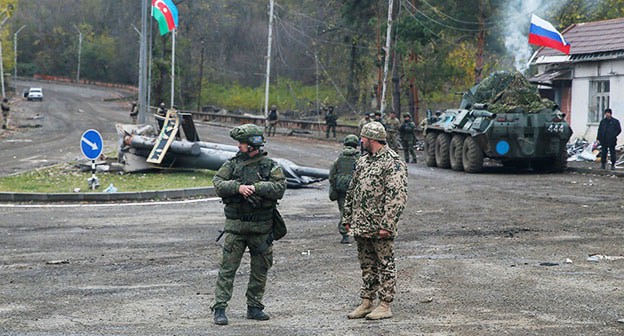 Азербайджанский военнослужащий и российский миротворец охраняют блокпост на окраине Шуши (Шуши) в районе Нагорного Карабаха. 13 ноября 2020 г. Фото: REUTERS/Stringer Азербайджанский военнослужащий и российский миротворец охраняют блокпост на окраине Шуши (Шуши) в районе Нагорного Карабаха. 13 ноября 2020 г. Фото: REUTERS/Stringer