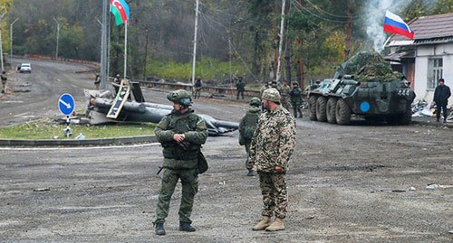 Азербайджанский военнослужащий и российский миротворец охраняют блокпост на окраине Шуши (Шуши) в районе Нагорного Карабаха. 13 ноября 2020 г. Фото: REUTERS/Stringer Азербайджанский военнослужащий и российский миротворец охраняют блокпост на окраине Шуши (Шуши) в районе Нагорного Карабаха. 13 ноября 2020 г. Фото: REUTERS/Stringer