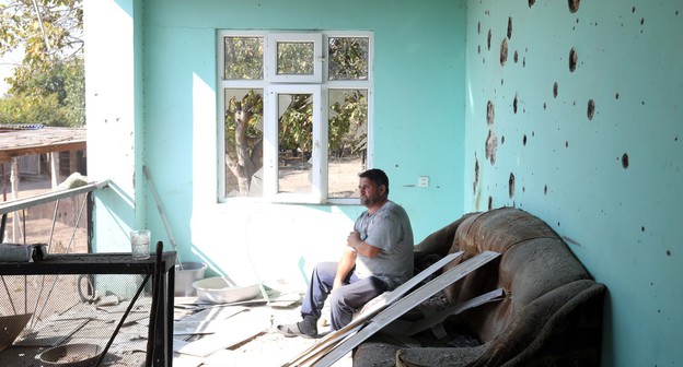 Местный житель сидит в поврежденном взрывом доме. 20 октября 2020 г. Фото Азиза Каримова для "Кавказского узла" Местный житель сидит в поврежденном взрывом доме. 20 октября 2020 г. Фото Азиза Каримова для "Кавказского узла"