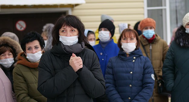 Жители Каменска-Шахтинского призвали сохранить местный Дом ребенка. 17 ноября 2020 г. Фото Вячеслава Прудникова для "Кавказского узла" Жители Каменска-Шахтинского призвали сохранить местный Дом ребенка. 17 ноября 2020 г. Фото Вячеслава Прудникова для "Кавказского узла"
