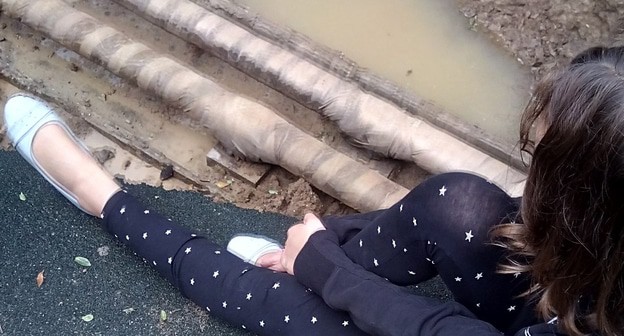 Девочка на улице. Фото Нины Тумановой для "Кавказского узла" Девочка на улице. Фото Нины Тумановой для "Кавказского узла"