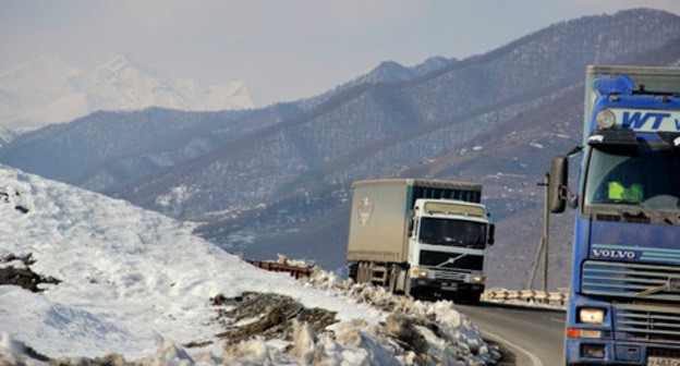 Фуры на Военно-Грузинской дороге. Фото Магомеда Магомедова для "Кавказского узла" Фуры на Военно-Грузинской дороге. Фото Магомеда Магомедова для "Кавказского узла"