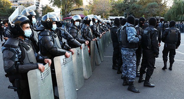 Полиция во время акции протеста. Ереван, 12 ноября 2020 г. Фото: Stepan Poghosyan/Photolure via REUTERS Полиция во время акции протеста. Ереван, 12 ноября 2020 г. Фото: Stepan Poghosyan/Photolure via REUTERS