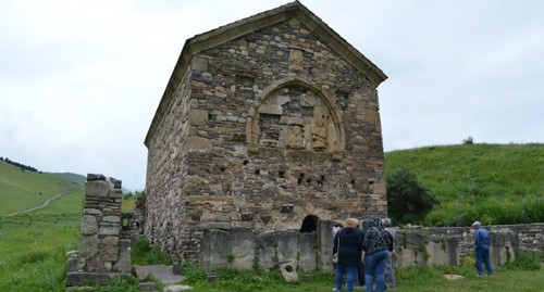 Туристы возле храма Тхаба-Ерды, фото: By Legioner2016, https://commons.wikimedia.org/w/index.php?curid=84372562з
