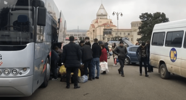 Автобусы с беженцами, прибывшими в Степанакерт. 20 ноября 2020 года. Стоп-кадр видео Минобороны России, https://youtu.be/y5xgtPDxz-g Автобусы с беженцами, прибывшими в Степанакерт. 20 ноября 2020 года. Стоп-кадр видео Минобороны России, https://youtu.be/y5xgtPDxz-g