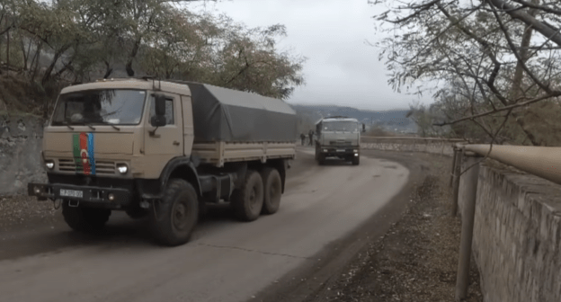 Азербайджанский транспорт в Нагорном Карабахе, сопровождаемый российскими миротворцами. Стоп-кадр видео https://youtu.be/5IhmwOYyZPA