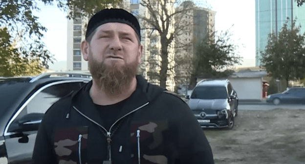 Рамзан Кадыров на фоне тонированных служебных автомобилей, https://youtu.be/alYmCZ8QxMk Рамзан Кадыров на фоне тонированных служебных автомобилей, https://youtu.be/alYmCZ8QxMk
