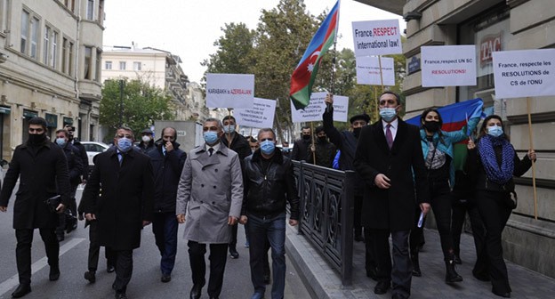 Акция протеста перед посольством Франции в Азербайджане. Баку, 26 ноября 2020 г. Фото: https://azertag.az/ Акция протеста перед посольством Франции в Азербайджане. Баку, 26 ноября 2020 г. Фото: https://azertag.az/