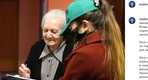 Пожилая женщина и волонтер. Скриншот публикации на странице губернатора Ставропольского края в Instagram https://www.instagram.com/p/CIDs5QIKa-q/ Пожилая женщина и волонтер. Скриншот публикации на странице губернатора Ставропольского края в Instagram https://www.instagram.com/p/CIDs5QIKa-q/