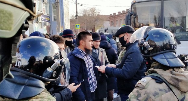 Задержание мусульман и проверка документов на выходе из Красной мечети в Астрахани. 27 ноября 2020 года. Фото Алены Садовской для "Кавказского узла" Задержание мусульман и проверка документов на выходе из Красной мечети в Астрахани. 27 ноября 2020 года. Фото Алены Садовской для "Кавказского узла"