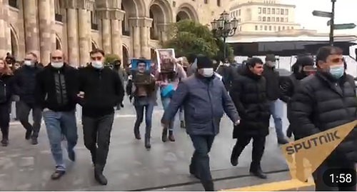 Участники шествия в Ереване 29 ноября 2020 года. Кадр видео "Sputnik Армения" https://t.me/s/SputnikArmenia/11373 Участники шествия в Ереване 29 ноября 2020 года. Кадр видео "Sputnik Армения" https://t.me/s/SputnikArmenia/11373