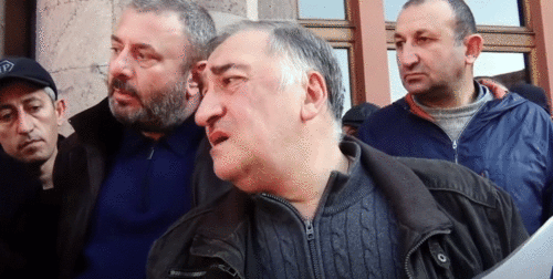Родители солдат на акции в Ереване. Стопкадр видео канала NEWS AM, www.youtube.com/watch?v=NBBcvWjIZi4&feature=emb_logo Родители солдат на акции в Ереване. Стопкадр видео канала NEWS AM, www.youtube.com/watch?v=NBBcvWjIZi4&feature=emb_logo